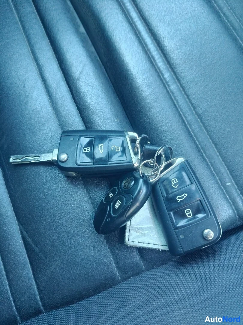 Valkoinen Volkswagen Touran 2016, yksityiskohta, kuva 25