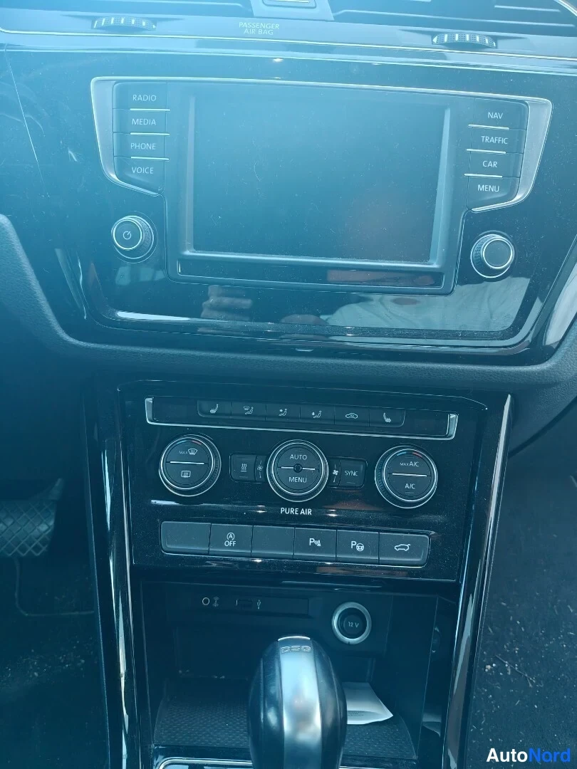 Valkoinen Volkswagen Touran 2016, ohjaamo, kuva 13