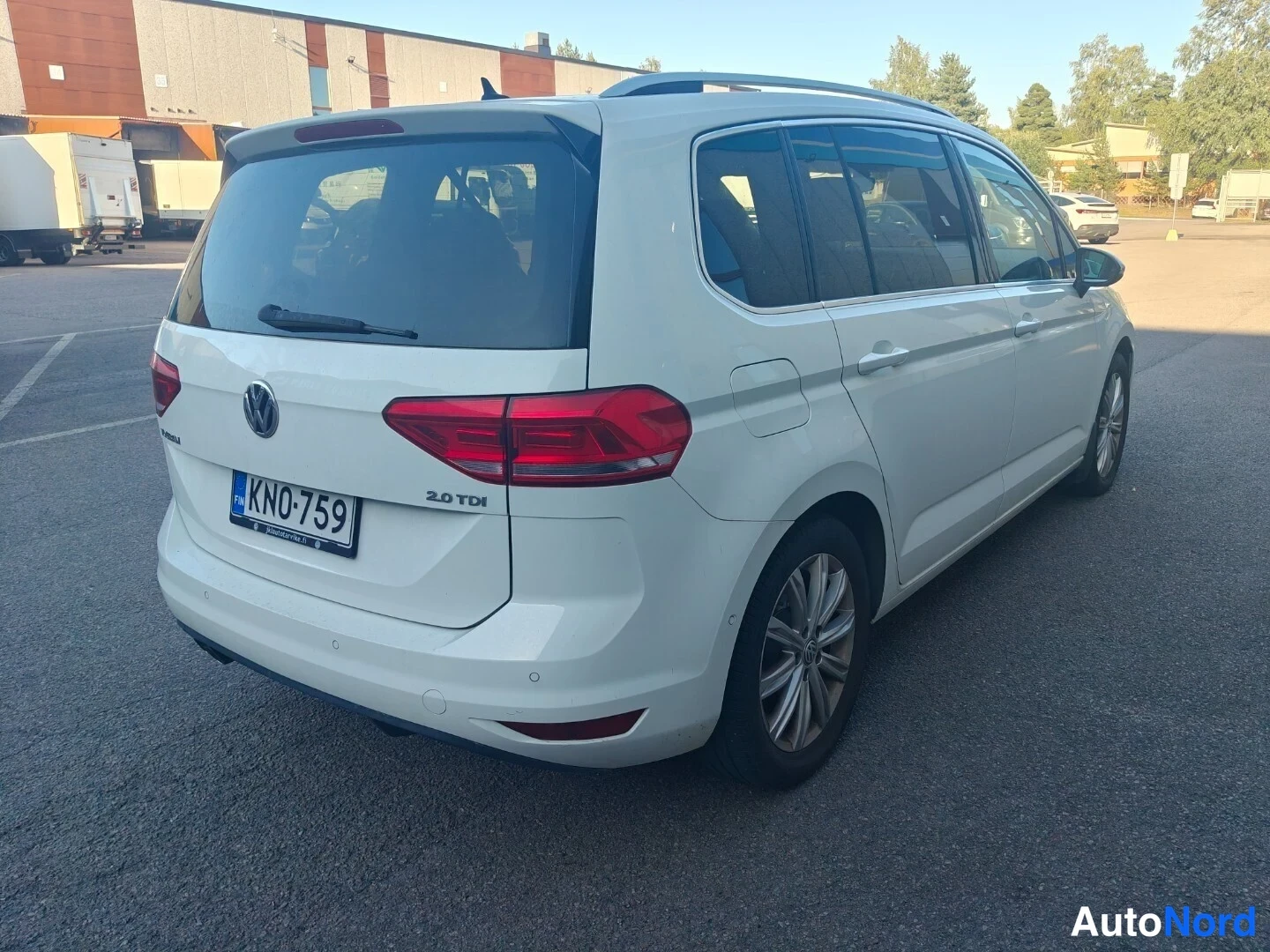 Valkoinen Volkswagen Touran 2016, takaviisto, kuva 6
