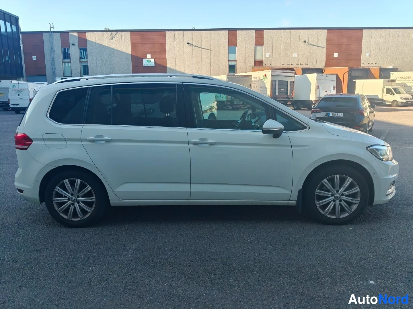 Valkoinen Volkswagen Touran 2016, sivulta, kuva 5