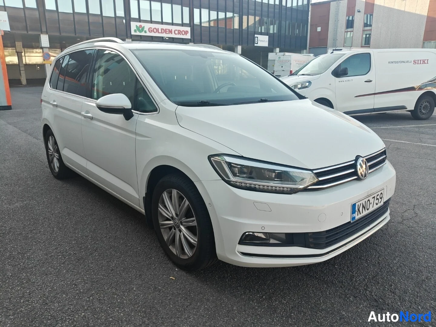 Valkoinen Volkswagen Touran 2016, etuviisto, keula oikealle, kuva 3