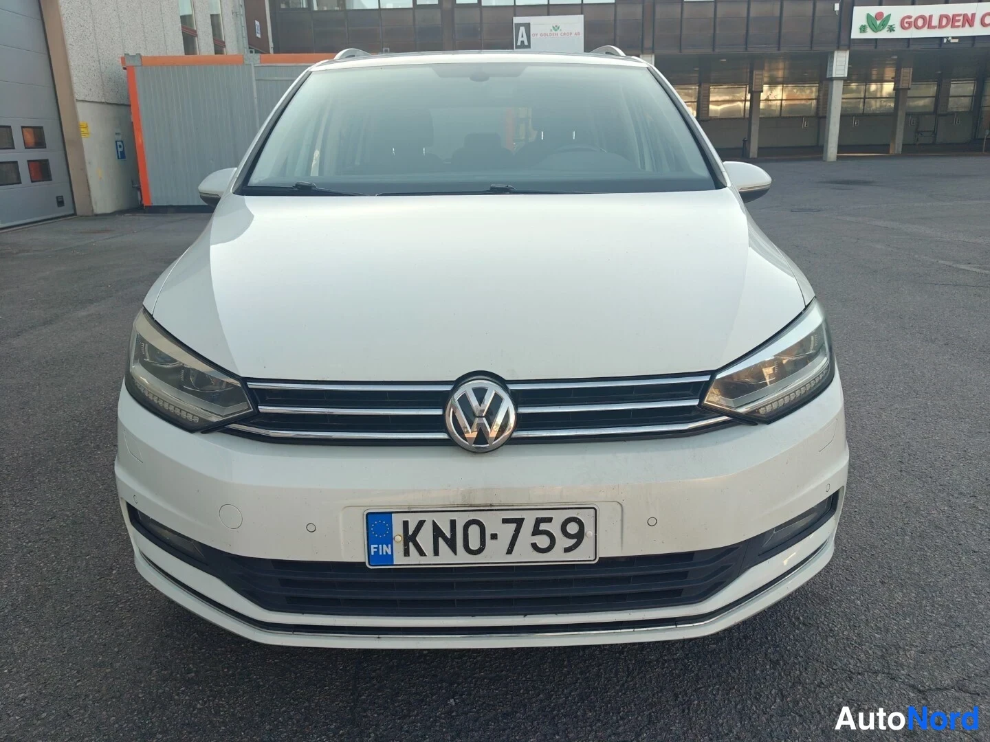 Valkoinen Volkswagen Touran 2016, edestä, kuva 4