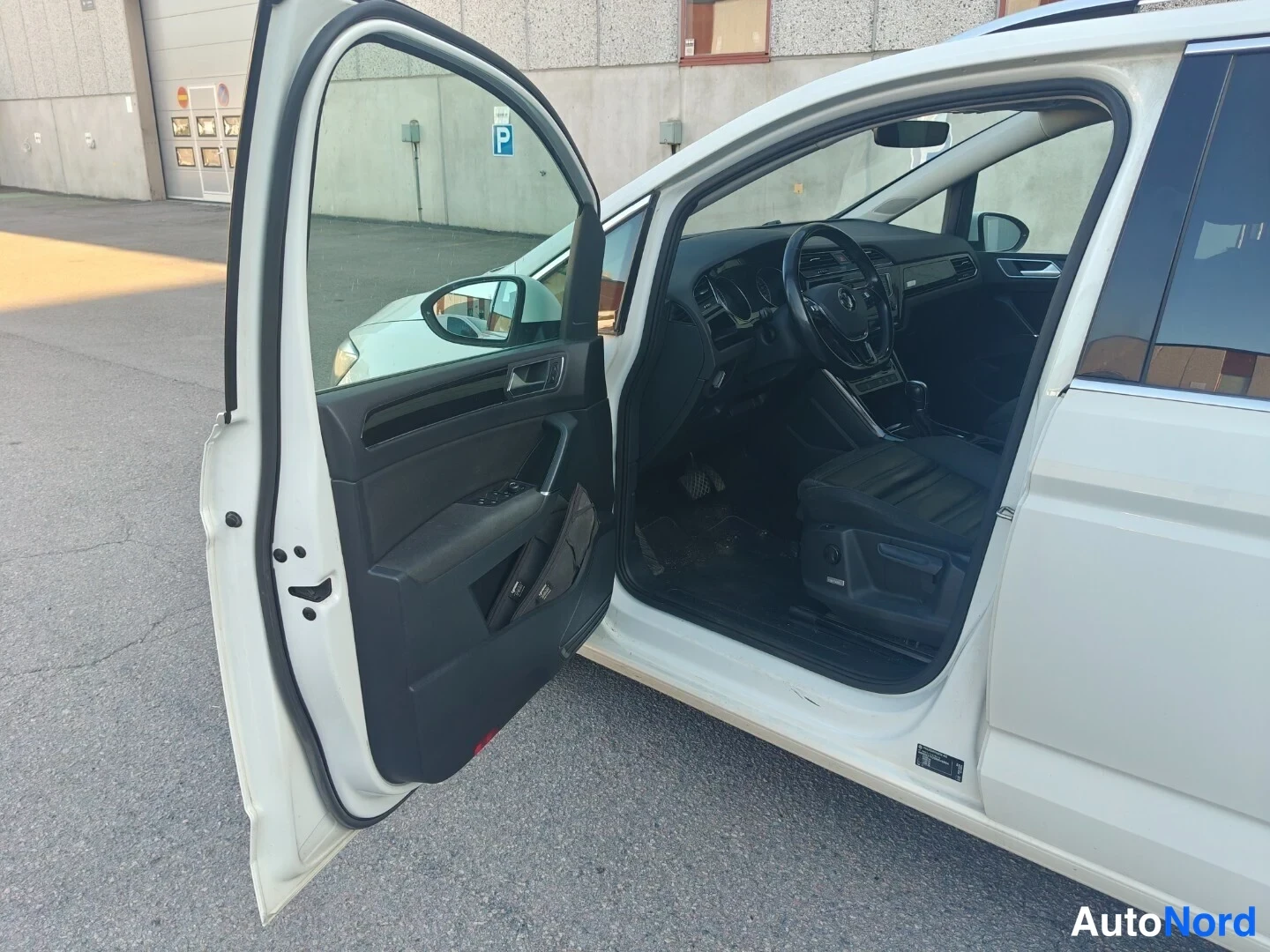 Valkoinen Volkswagen Touran 2016, ohjaamo, kuva 9
