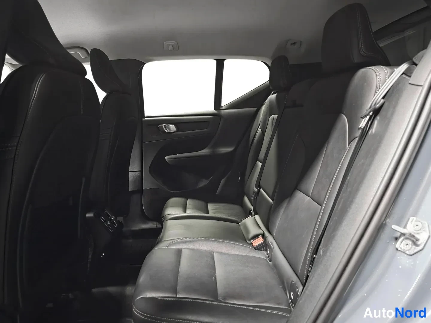 Harmaa Volvo XC40 2020, takaistuimet, kuva 13