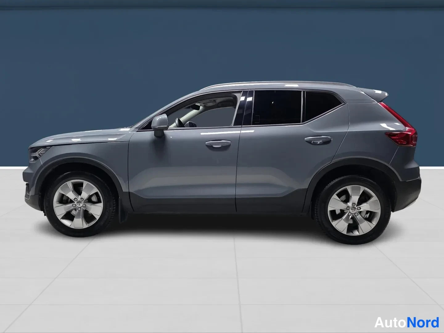 Harmaa Volvo XC40 2020, etuviisto, keula vasemmalle, kuva 2