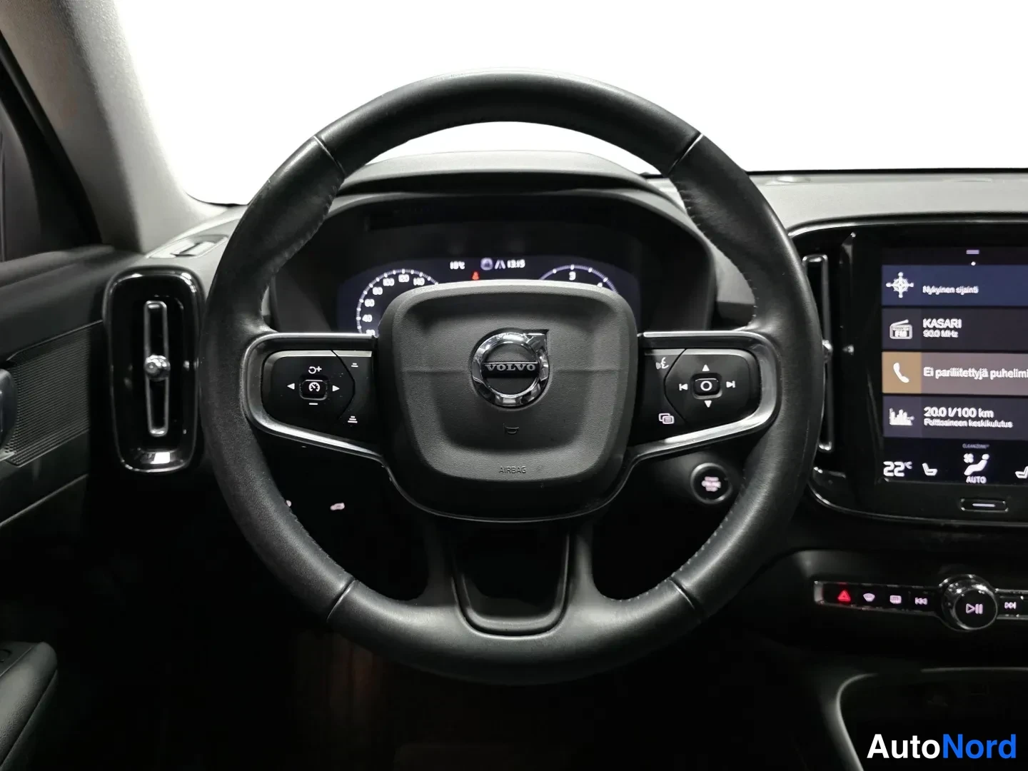 Harmaa Volvo XC40 2020, ohjaamo, kuva 10