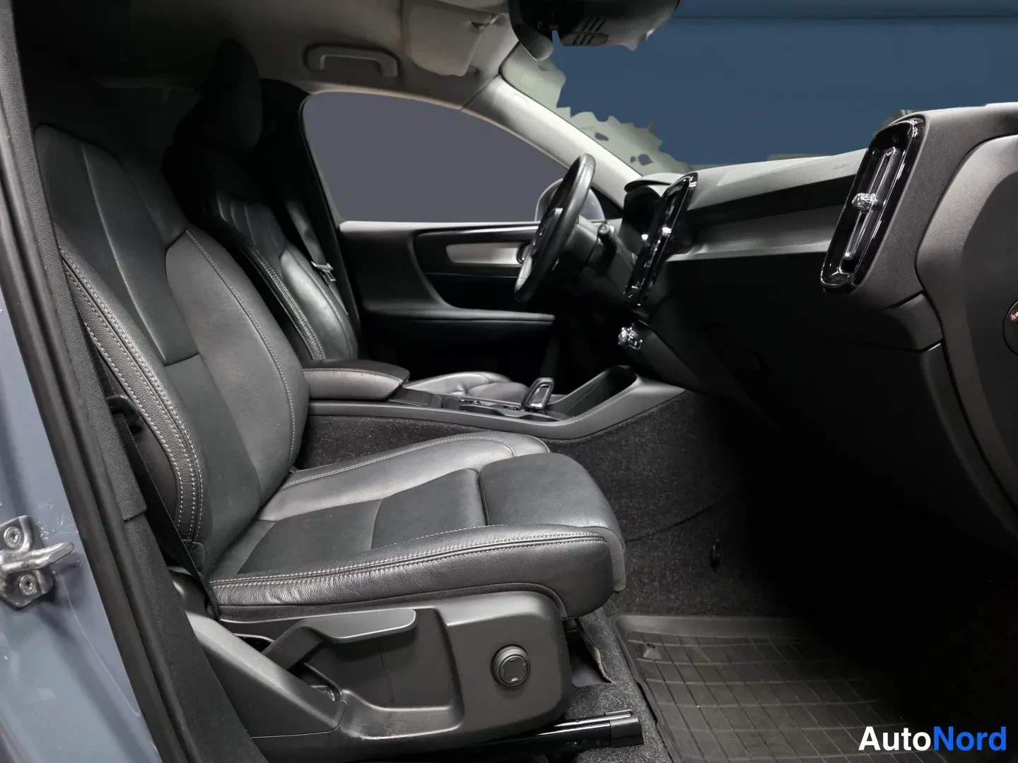 Harmaa Volvo XC40 2020, etuistuimet, kuva 12