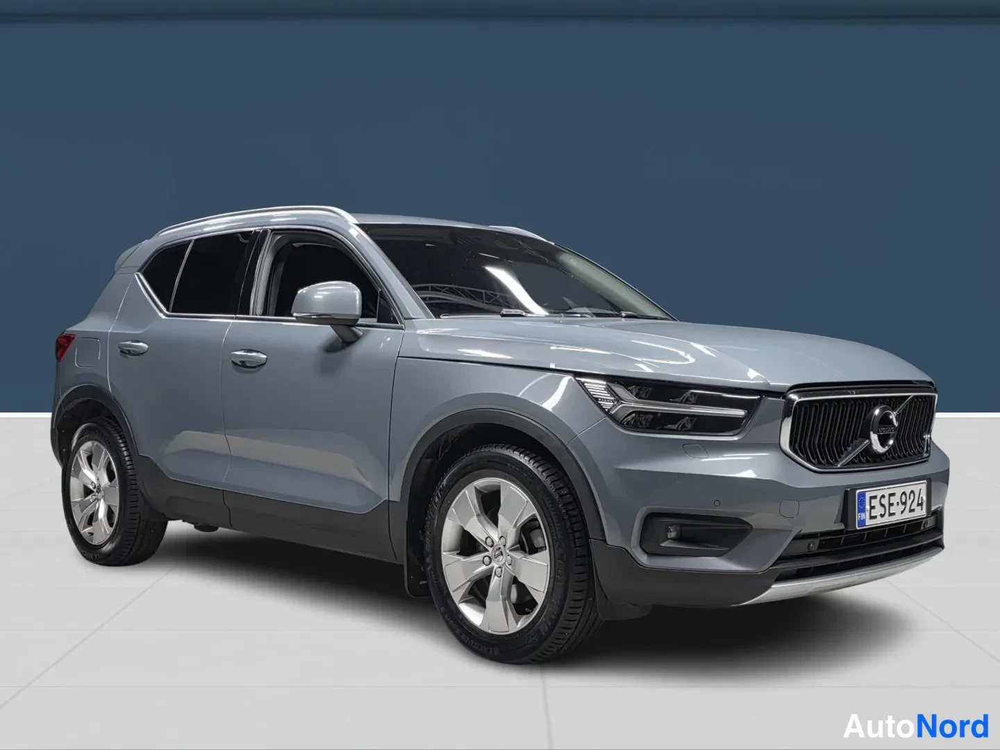 Harmaa Volvo XC40 2020, etuviisto, keula oikealle, kuva 3