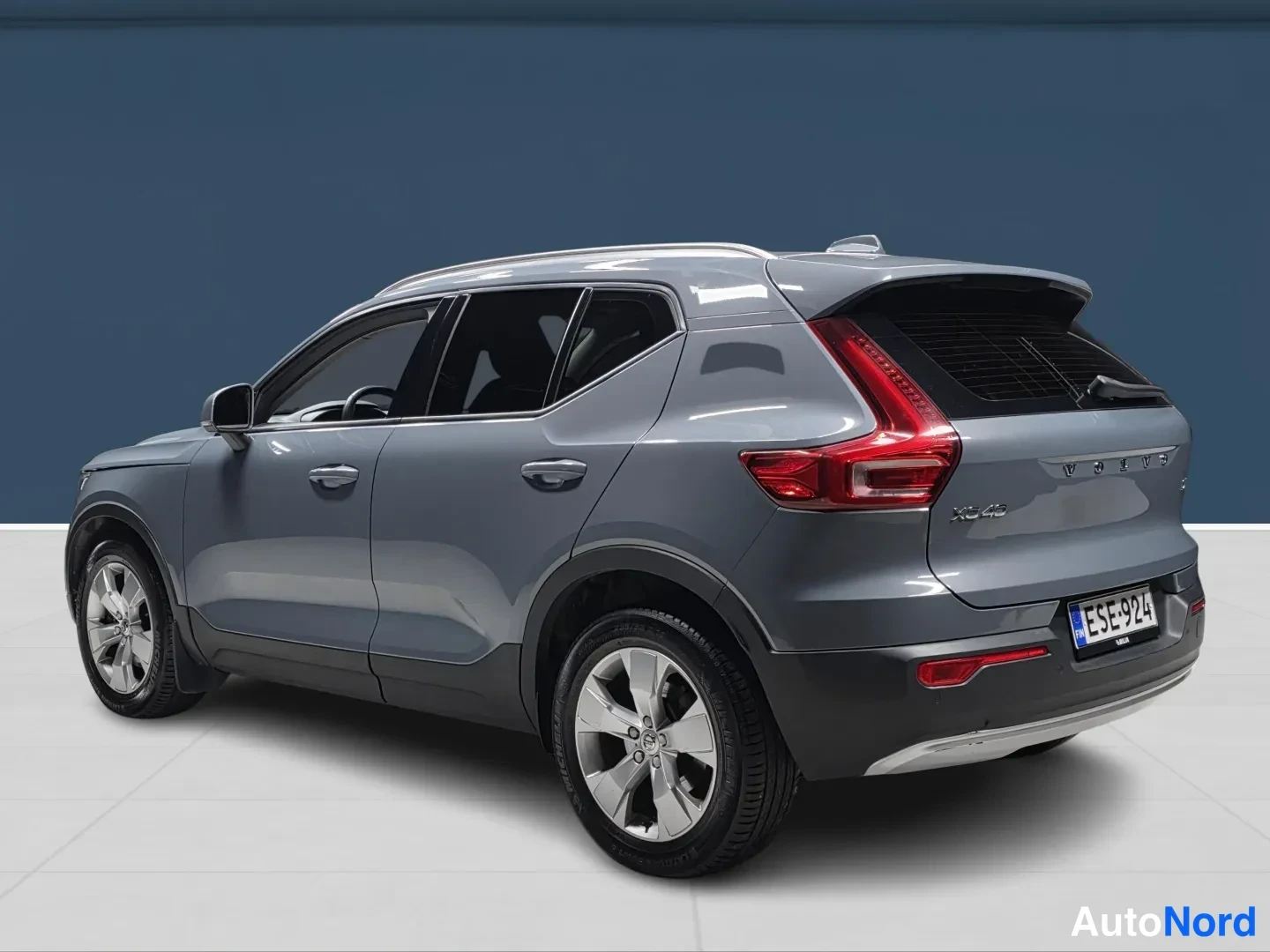 Harmaa Volvo XC40 2020, takaviisto, kuva 6