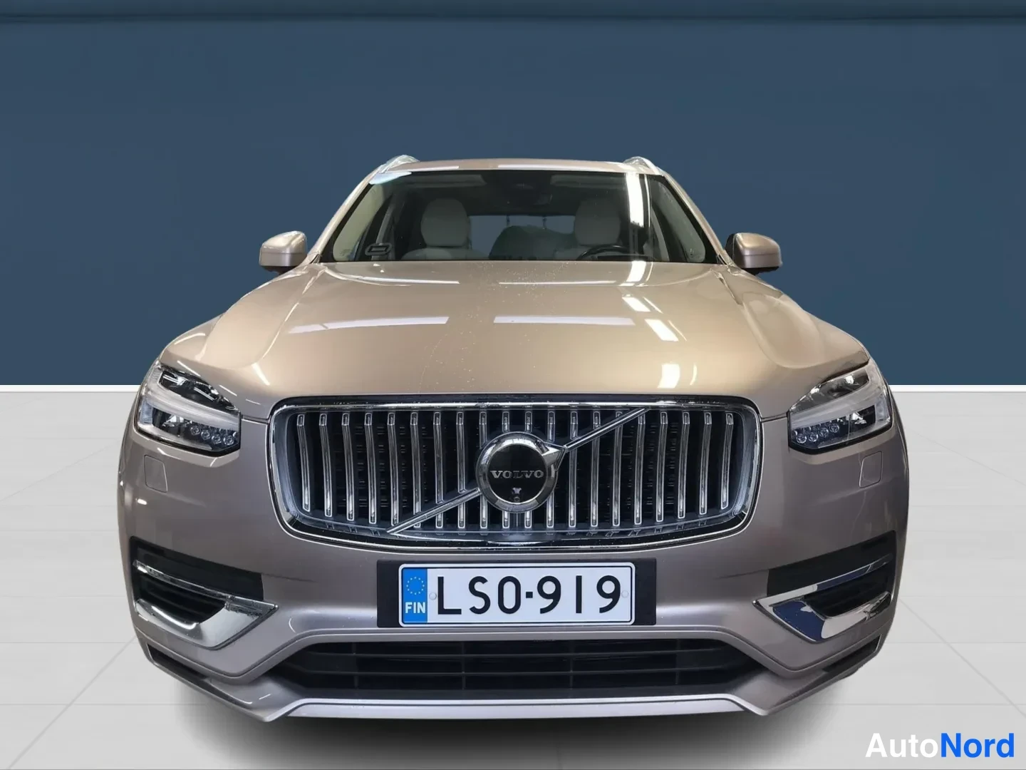 Ruskea Volvo XC90 2024, edestä, kuva 3