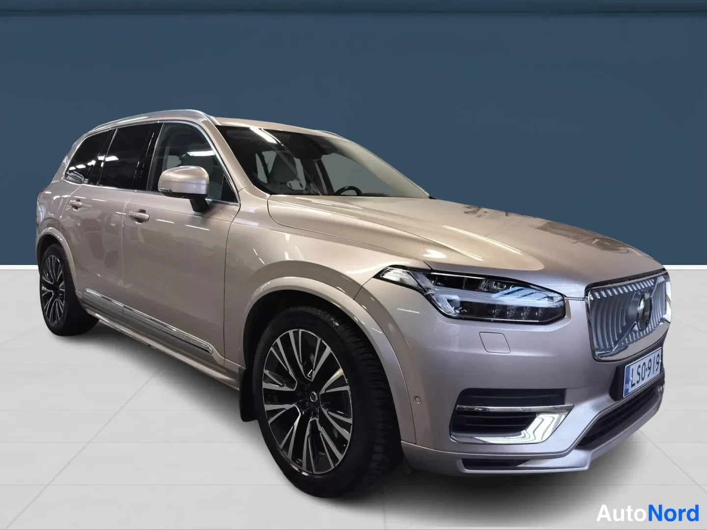 Ruskea Volvo XC90 2024, etuviisto, keula oikealle, kuva 2