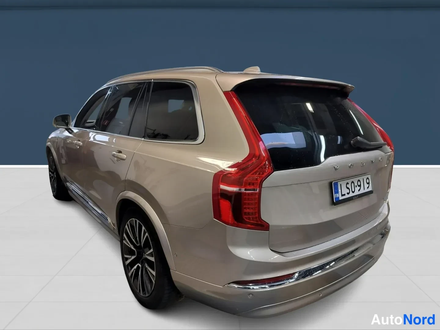 Ruskea Volvo XC90 2024, takaviisto, kuva 4