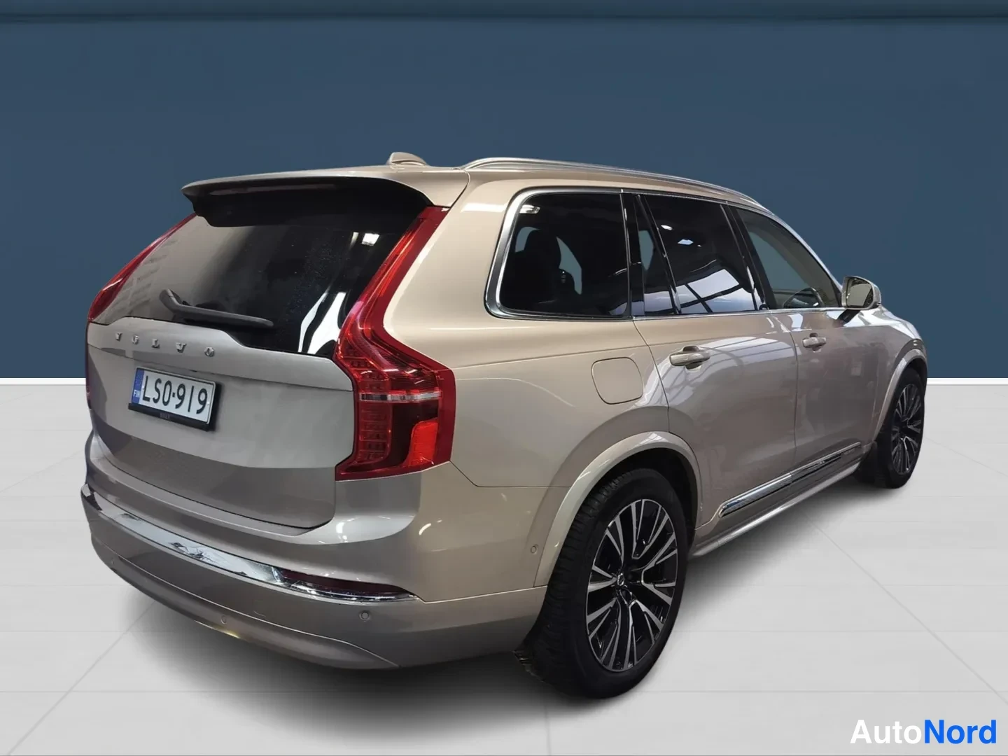 Ruskea Volvo XC90 2024, takaviisto, kuva 5