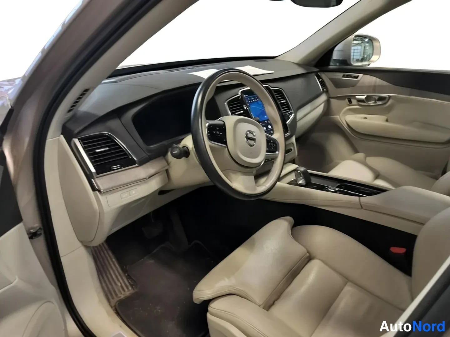 Ruskea Volvo XC90 2024, ohjaamo, kuva 6