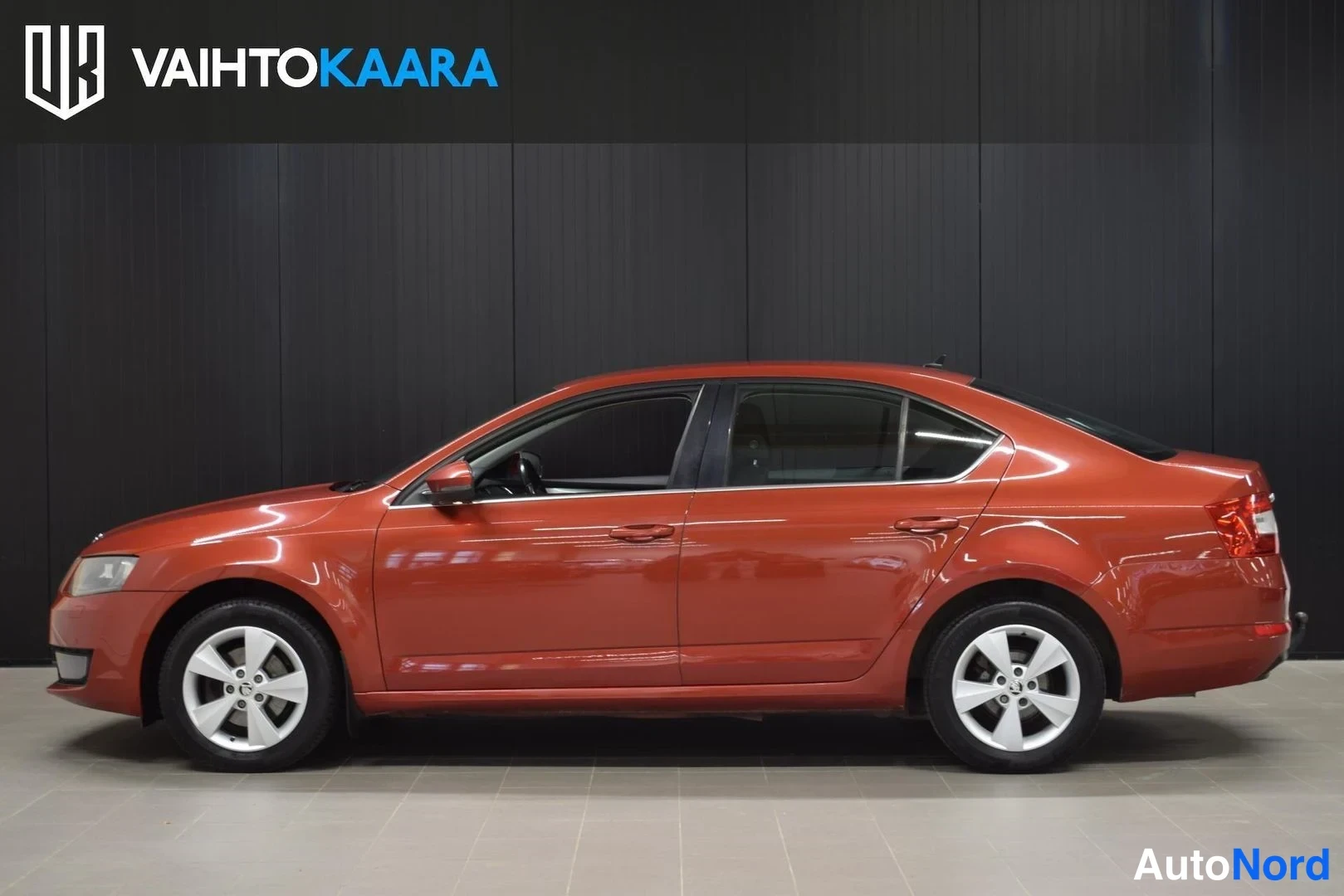 Punainen Skoda Octavia 2014, sivulta, kuva 8