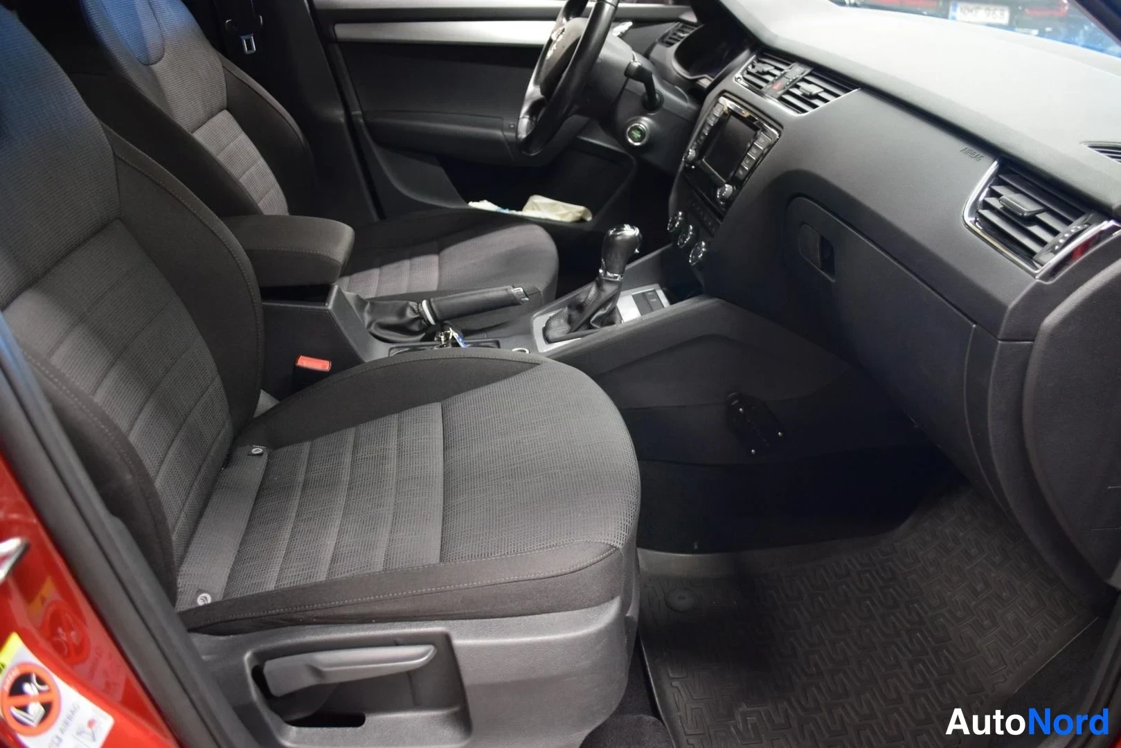 Punainen Skoda Octavia 2014, ohjaamo, kuva 14