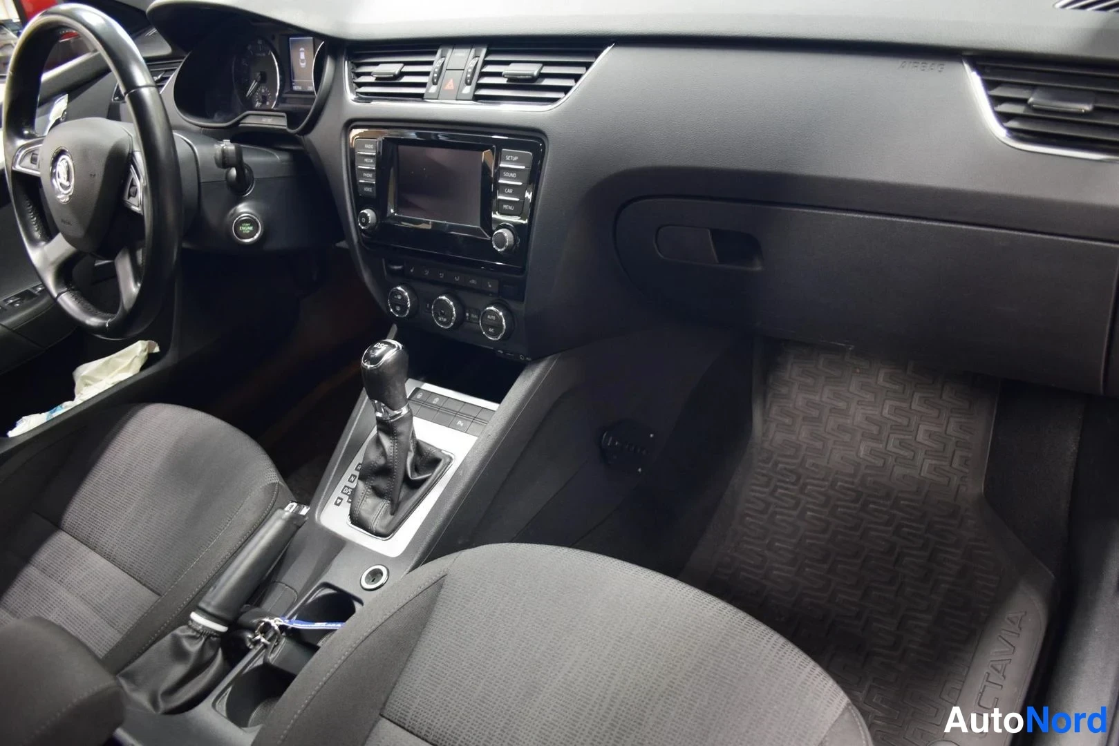 Punainen Skoda Octavia 2014, ohjaamo, kuva 15