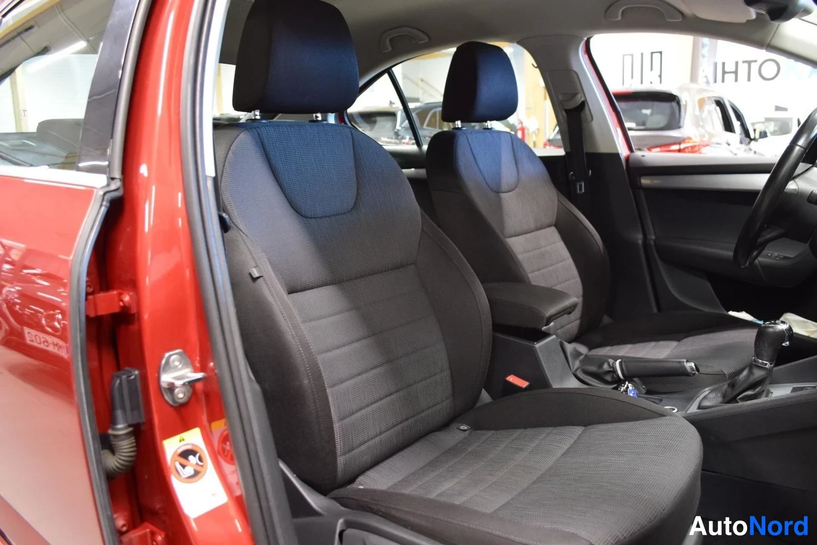 Punainen Skoda Octavia 2014, etuistuimet, kuva 22