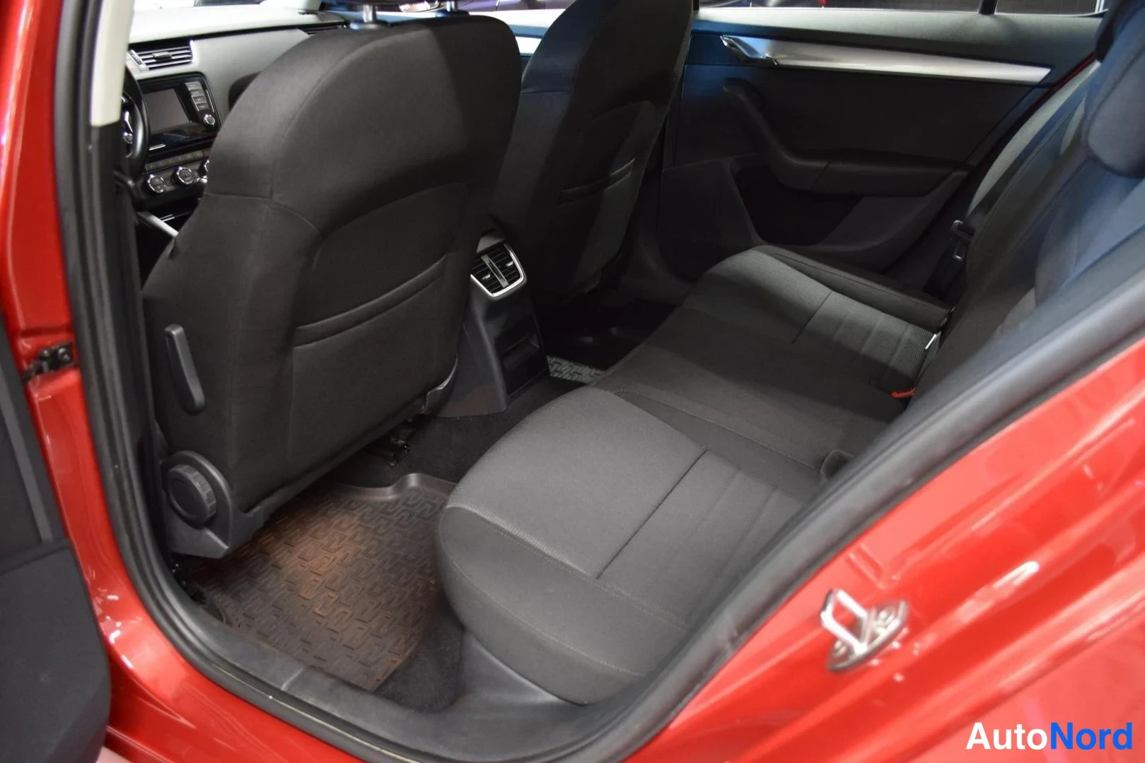 Punainen Skoda Octavia 2014, takaistuimet, kuva 25