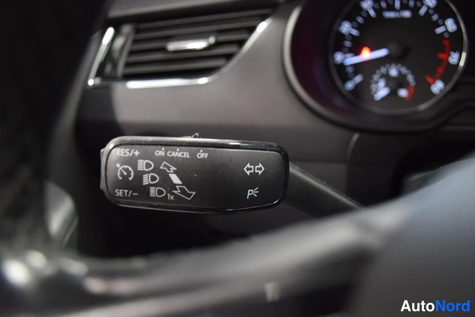 Punainen Skoda Octavia 2014, yksityiskohta, kuva 32