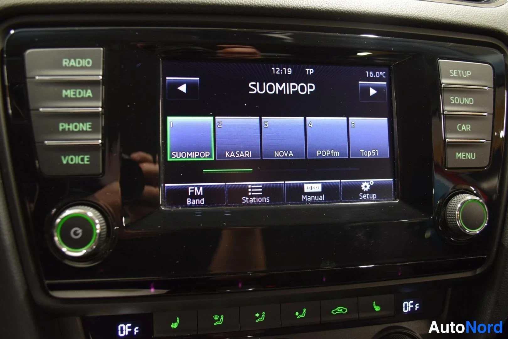 Punainen Skoda Octavia 2014, yksityiskohta, kuva 33