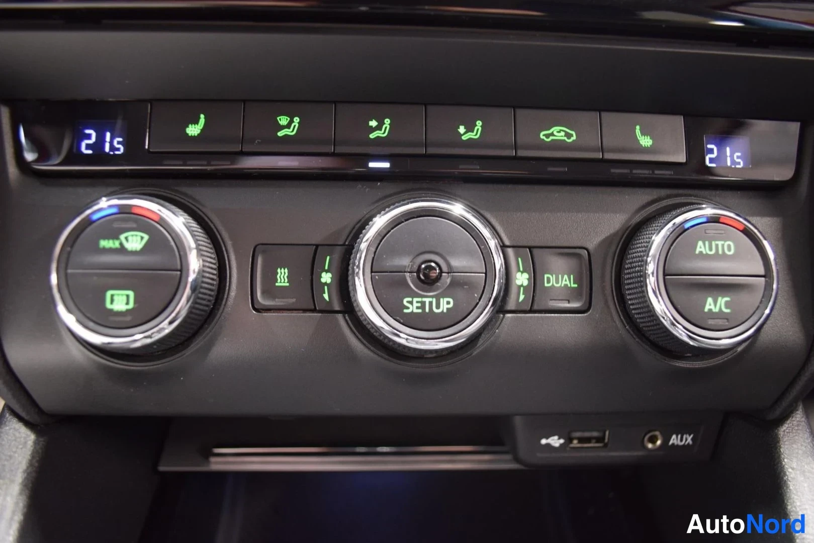 Punainen Skoda Octavia 2014, yksityiskohta, kuva 36