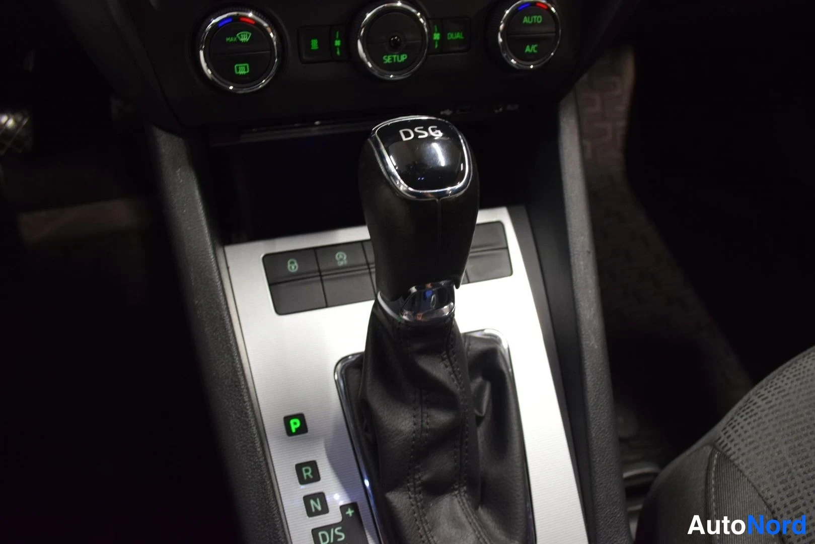 Punainen Skoda Octavia 2014, yksityiskohta, kuva 37
