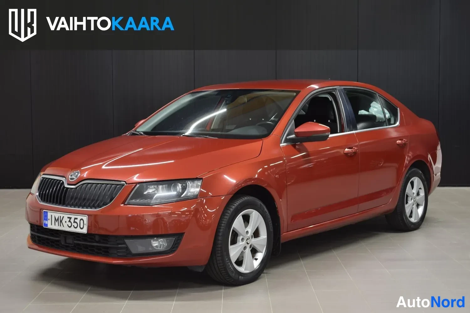 Punainen Skoda Octavia 2014, etuviisto, keula vasemmalle, kuva 2