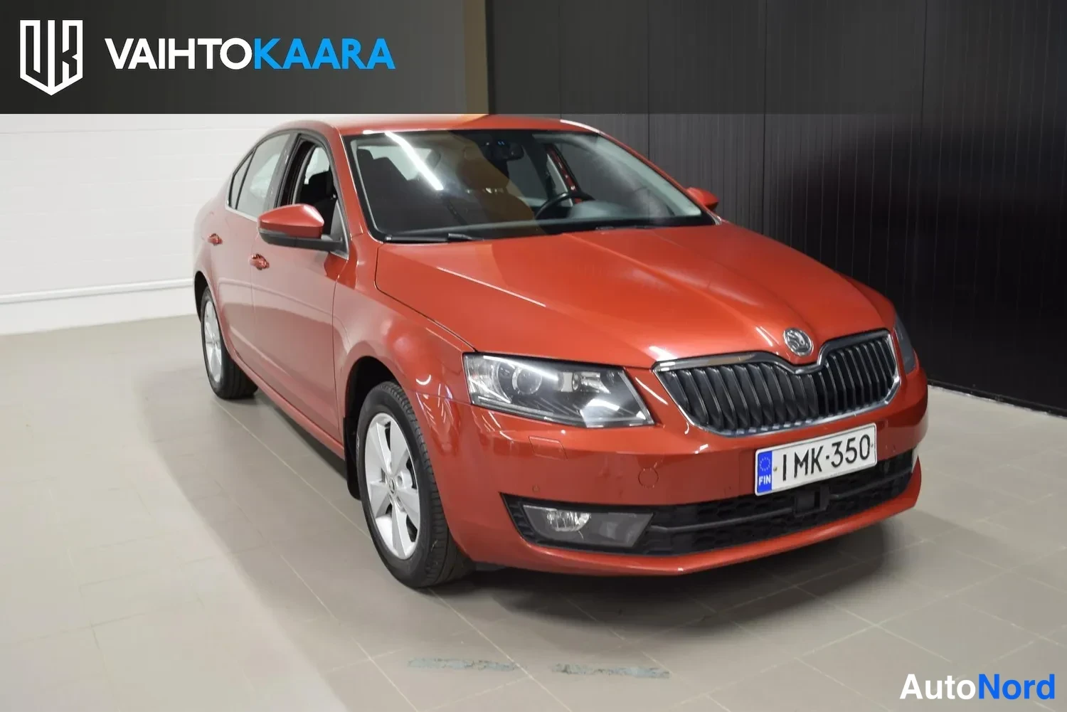 Punainen Skoda Octavia 2014, etuviisto, keula oikealle, kuva 4