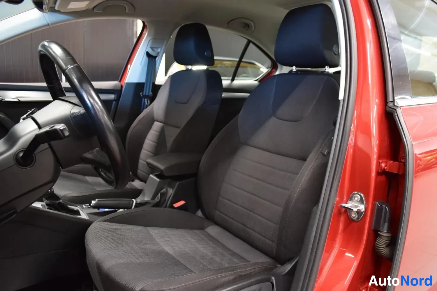 Punainen Skoda Octavia 2014, etuistuimet, kuva 23