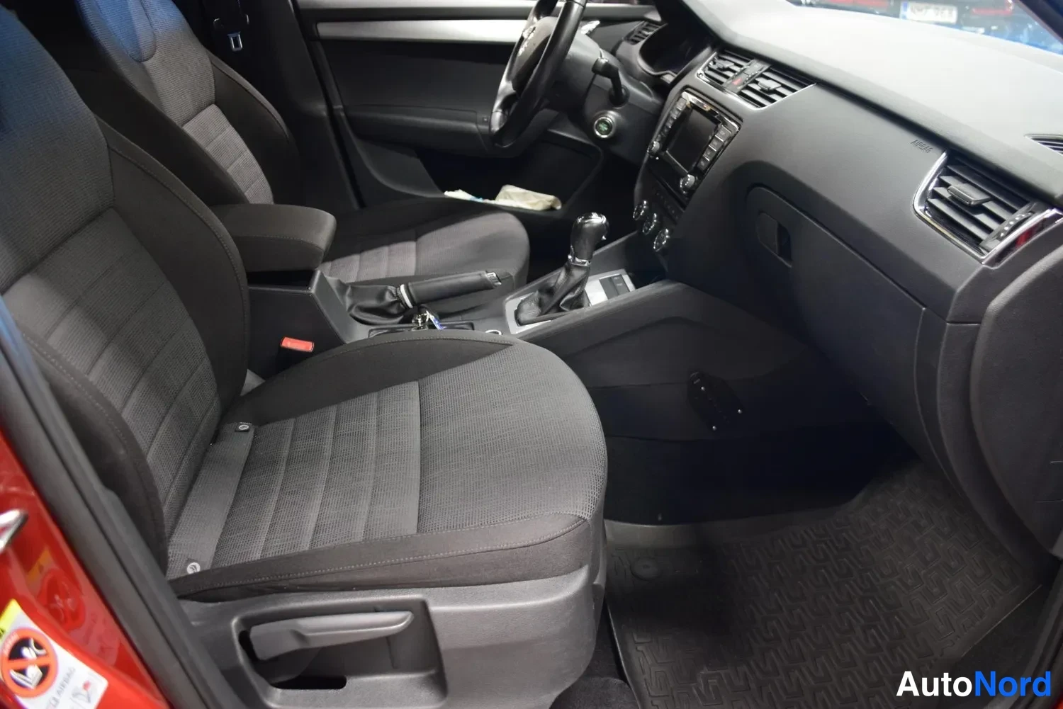 Punainen Skoda Octavia 2014, ohjaamo, kuva 17