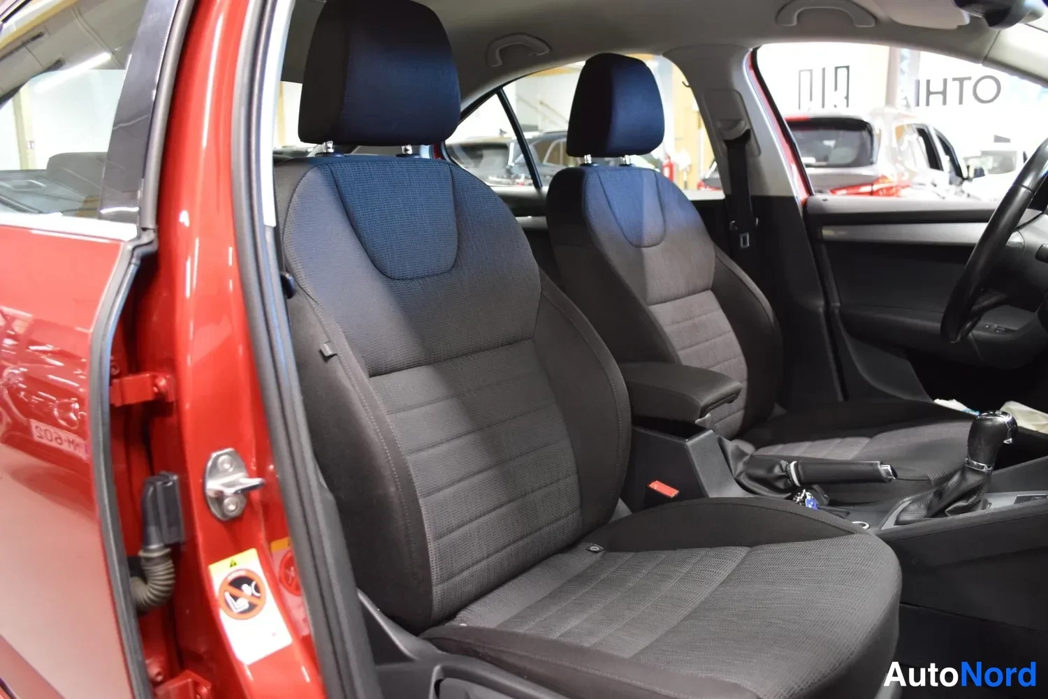 Punainen Skoda Octavia 2014, etuistuimet, kuva 24