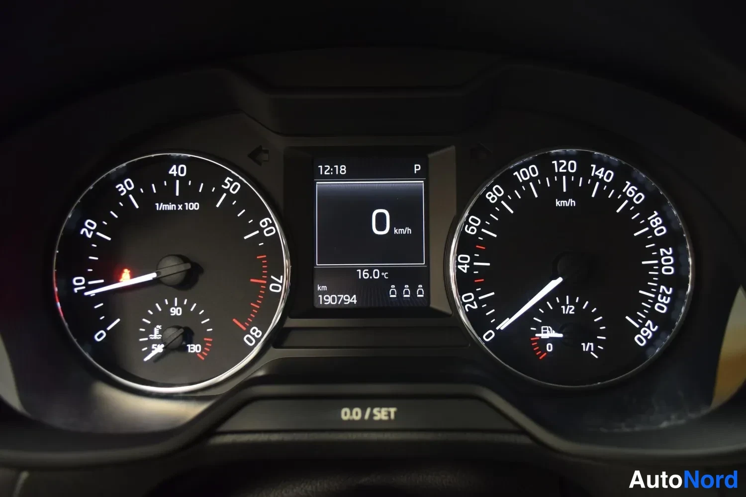 Punainen Skoda Octavia 2014, yksityiskohta, kuva 38