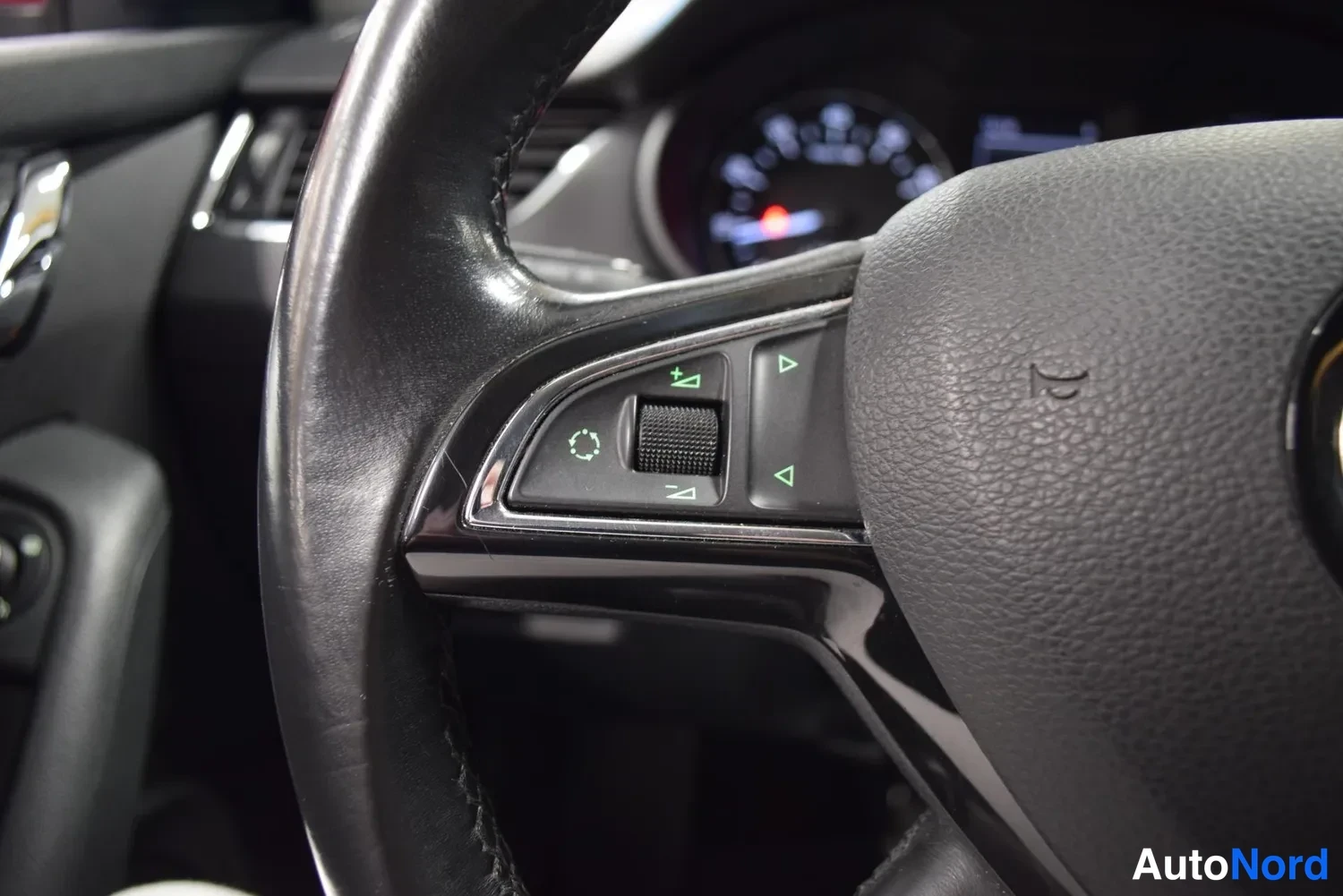 Punainen Skoda Octavia 2014, yksityiskohta, kuva 48