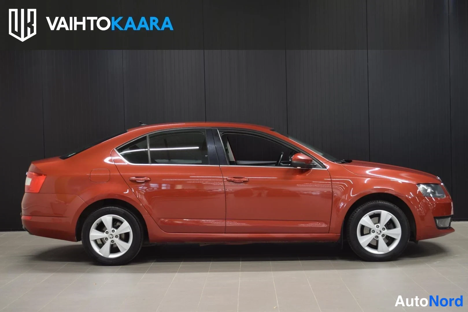 Punainen Skoda Octavia 2014, sivulta, kuva 6