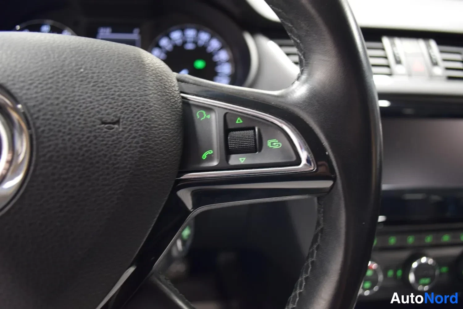 Punainen Skoda Octavia 2014, yksityiskohta, kuva 39