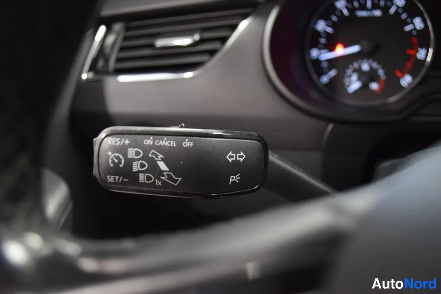 Punainen Skoda Octavia 2014, yksityiskohta, kuva 40