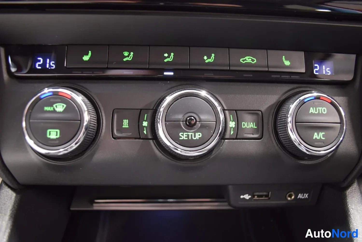 Punainen Skoda Octavia 2014, yksityiskohta, kuva 44