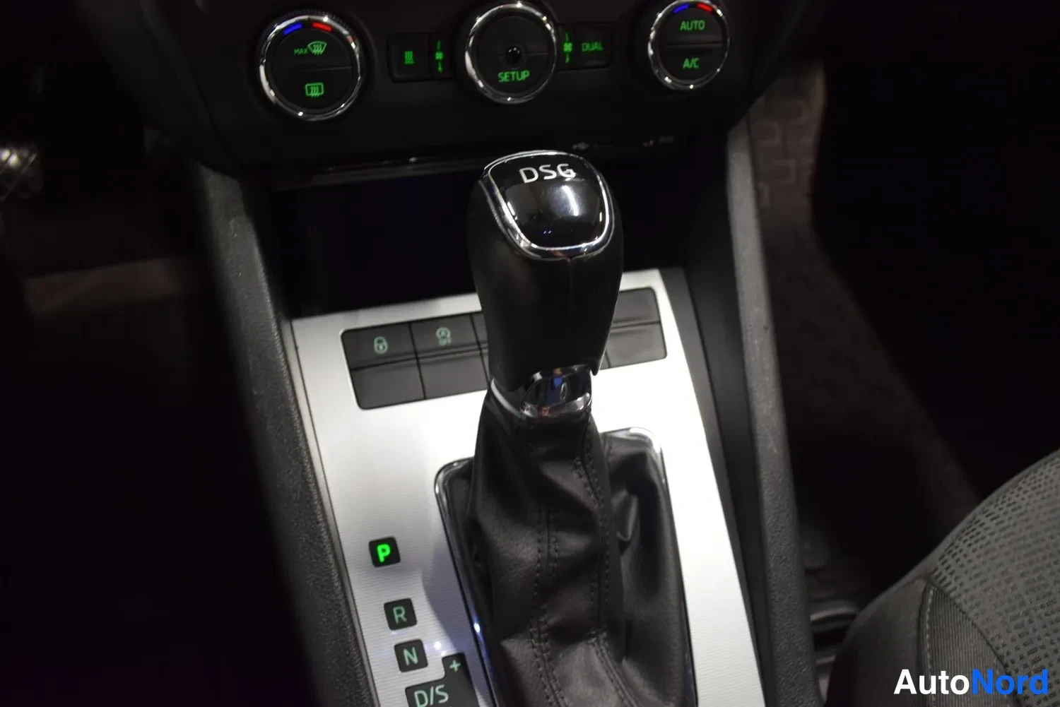 Punainen Skoda Octavia 2014, yksityiskohta, kuva 45