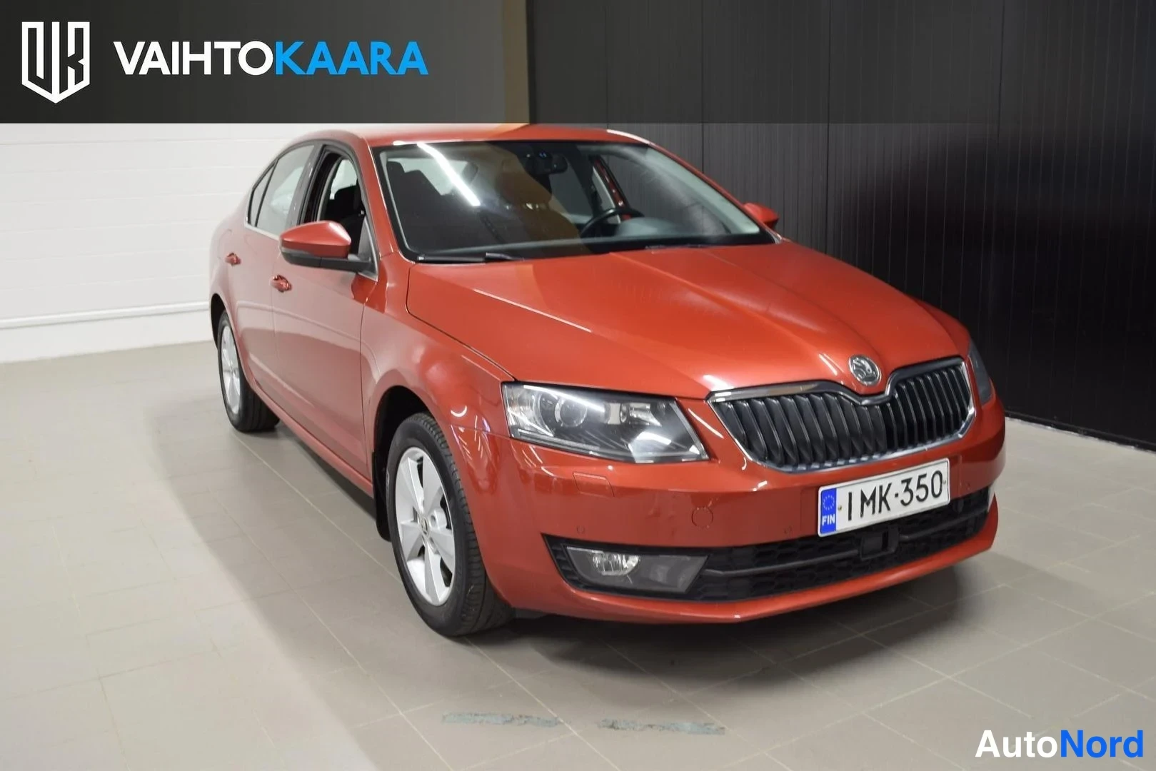 Punainen Skoda Octavia 2014, etuviisto, keula oikealle, kuva 5