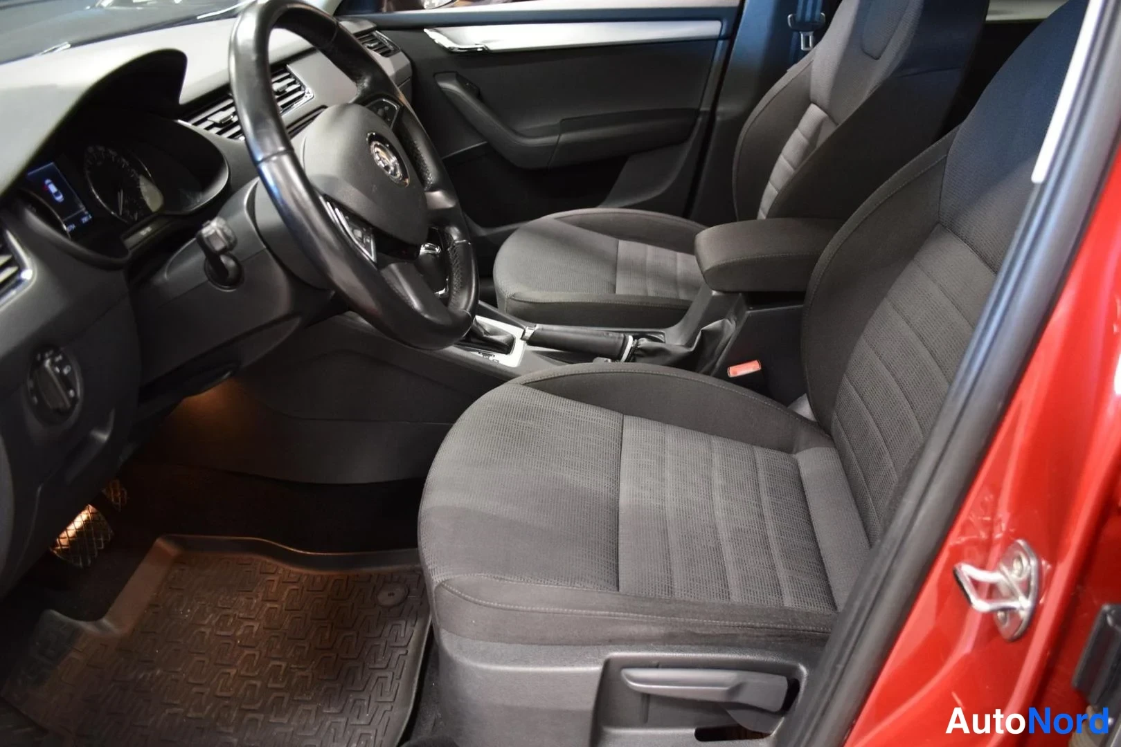 Punainen Skoda Octavia 2014, etuistuimet, kuva 20