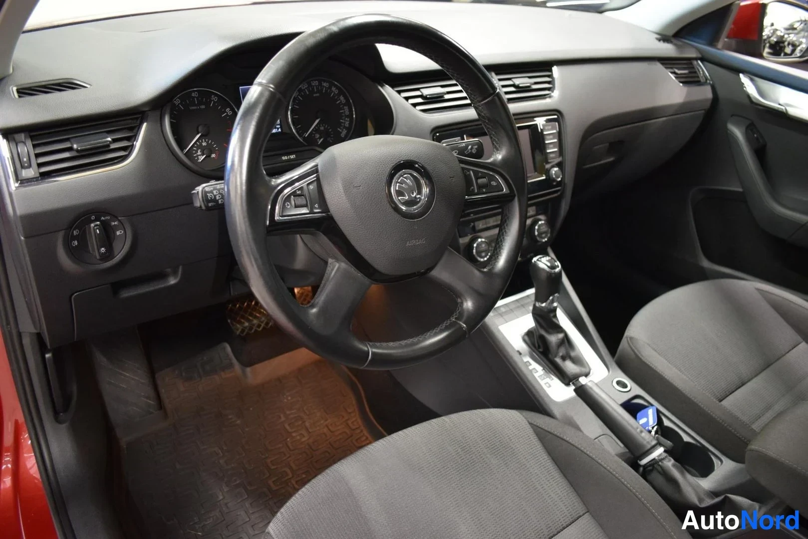 Punainen Skoda Octavia 2014, ohjaamo, kuva 13