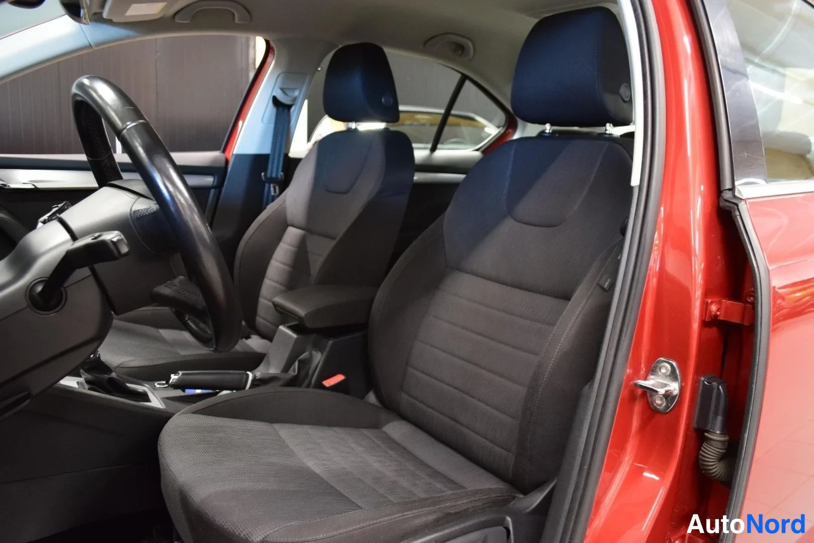 Punainen Skoda Octavia 2014, etuistuimet, kuva 21