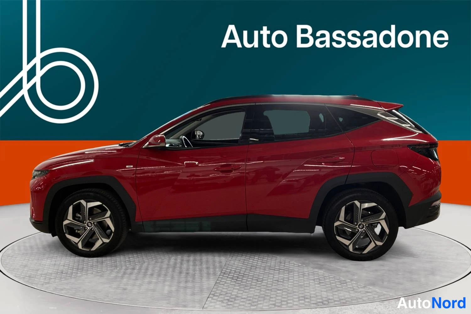 Punainen Hyundai Tucson 2024, sivulta, kuva 4