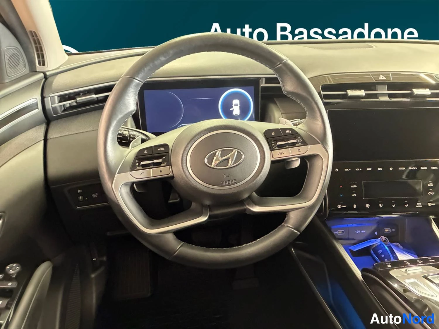 Punainen Hyundai Tucson 2024, ohjaamo, kuva 10