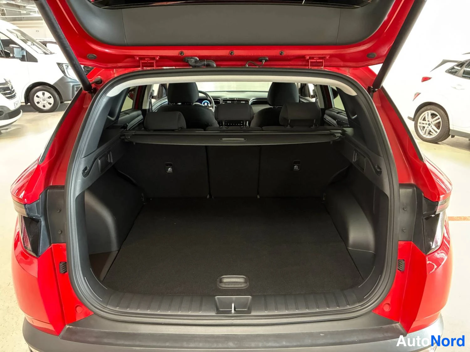 Punainen Hyundai Tucson 2024, tavaratila, kuva 15