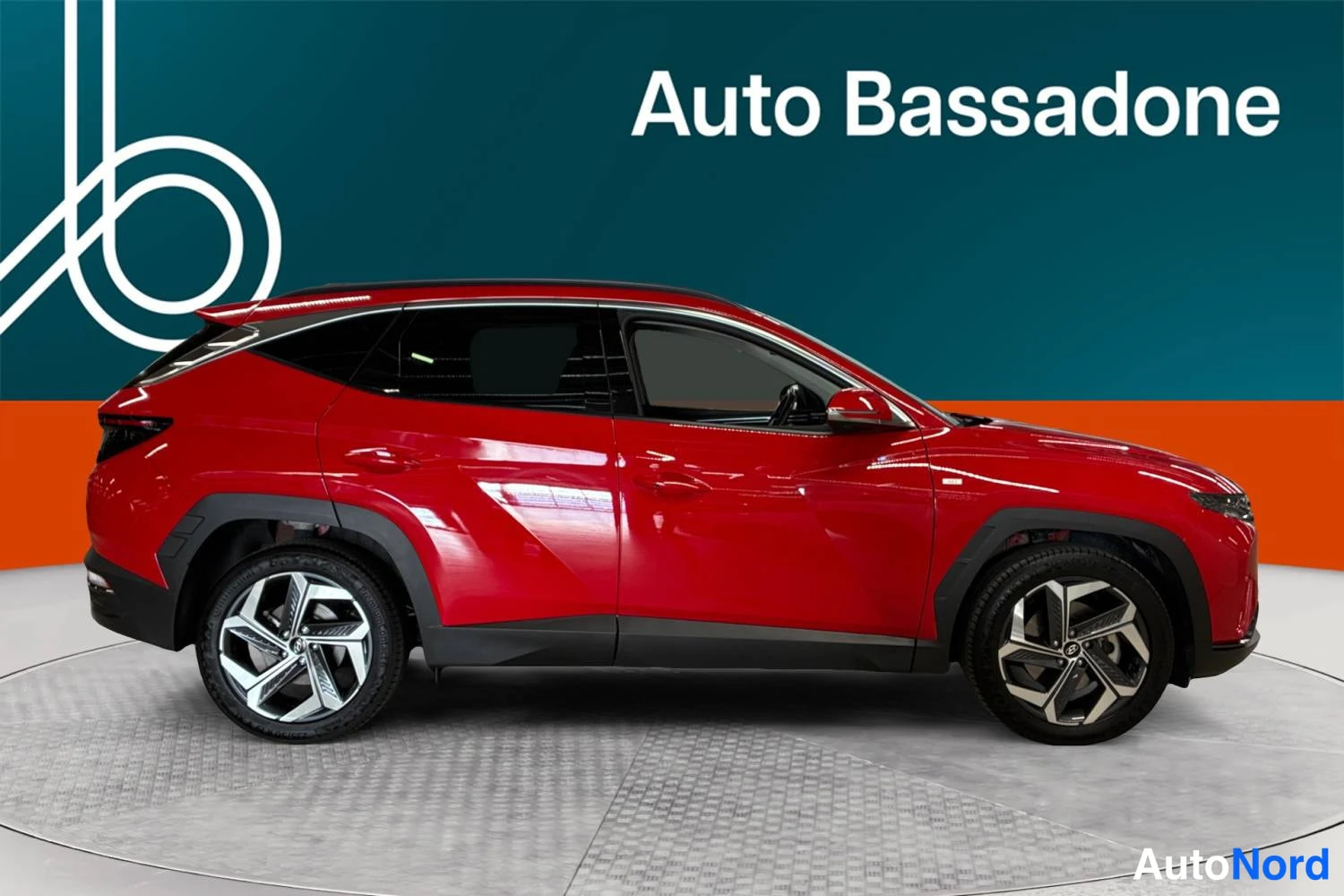 Punainen Hyundai Tucson 2024, sivulta, kuva 5