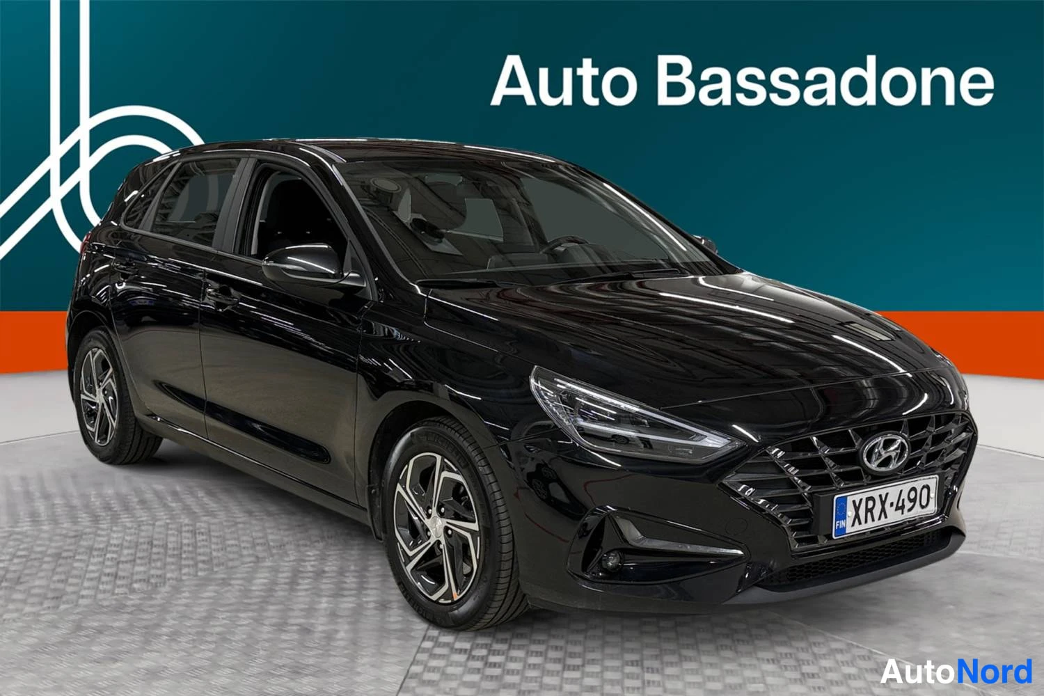 Black Hyundai I30 2023, front three-quarter, nose to the right, photo 3