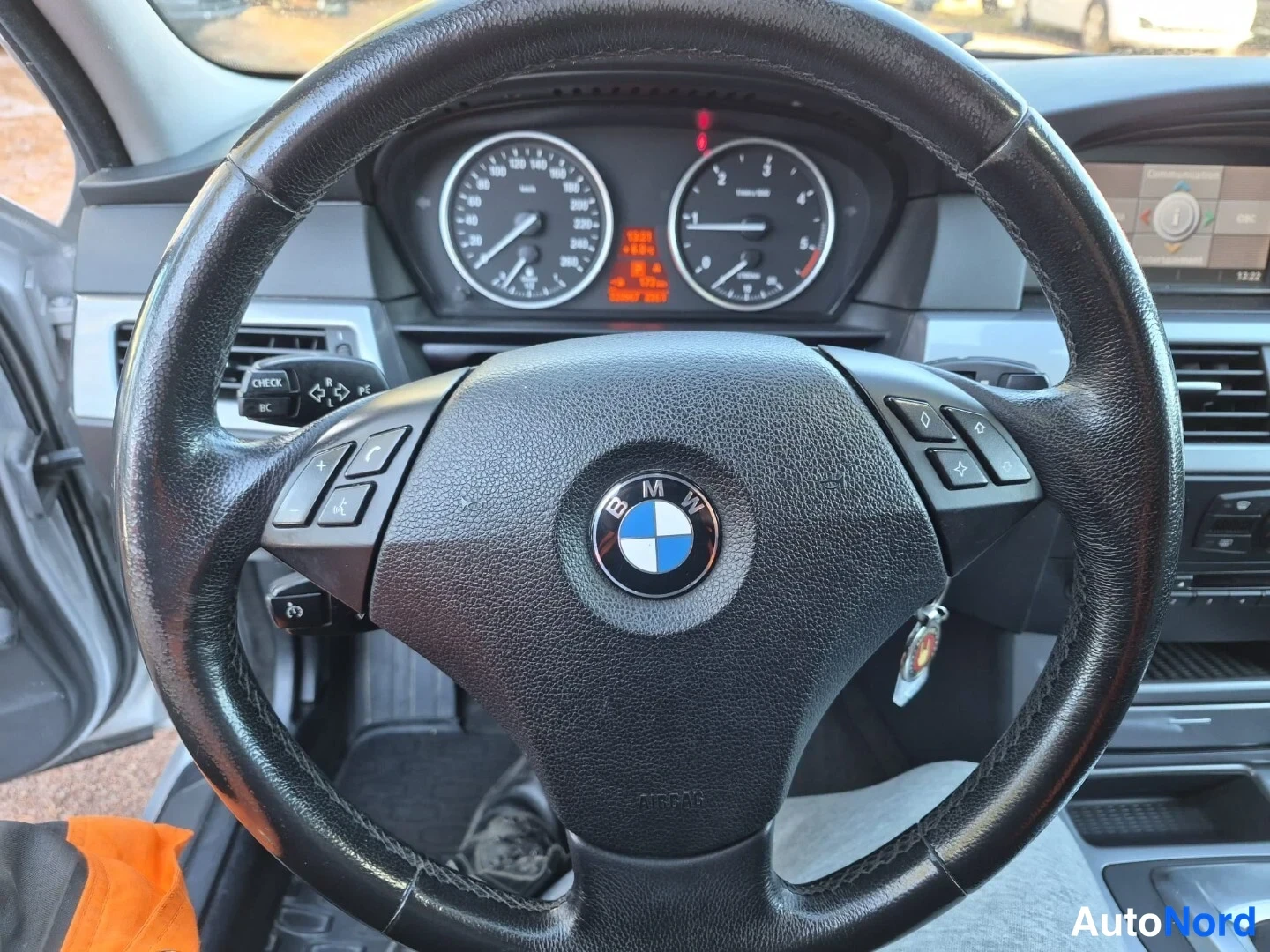 Hopea BMW 520d 2008, ohjaamo, kuva 13