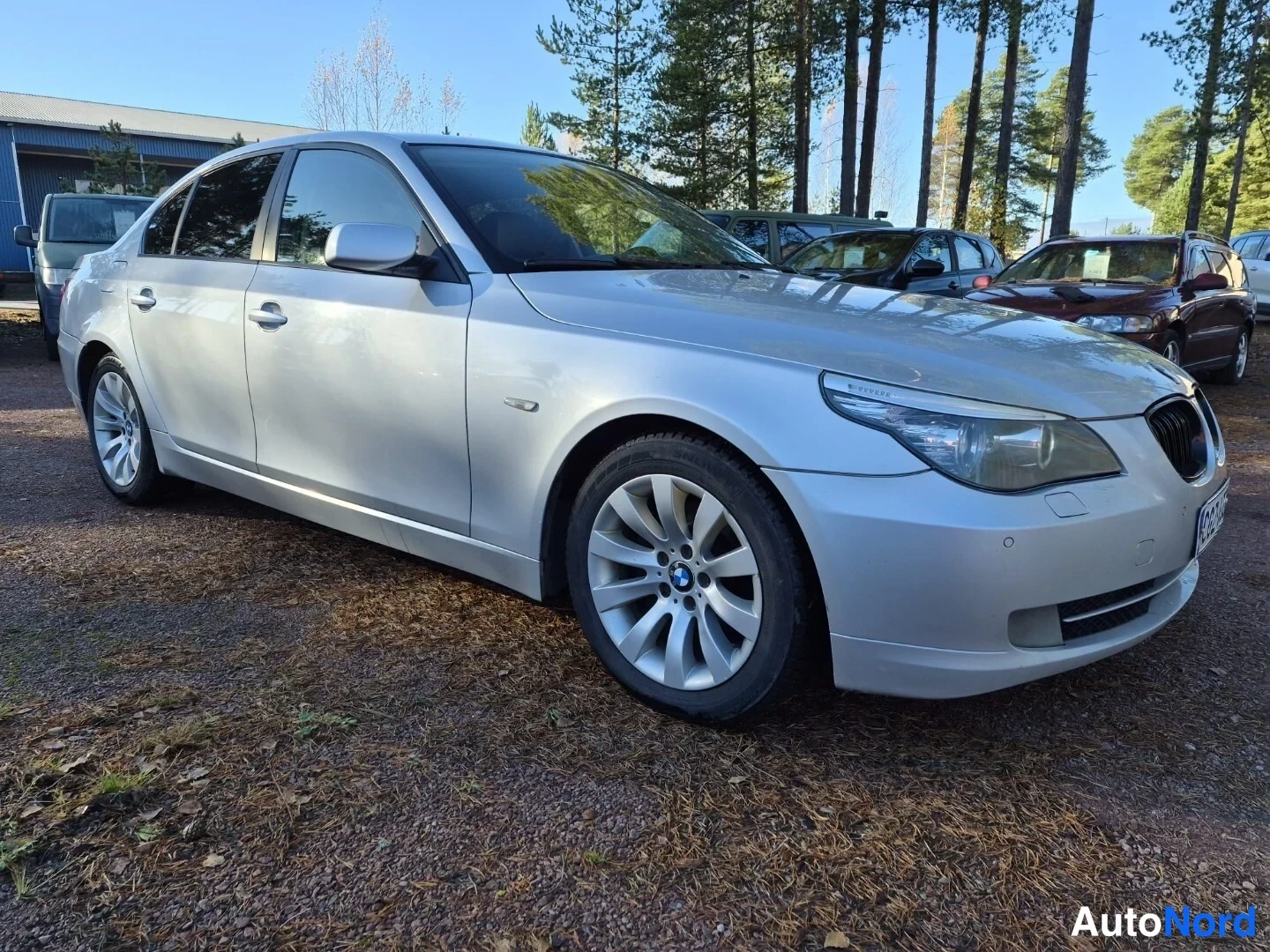 Hopea BMW 520d 2008, etuviisto, keula oikealle, kuva 2